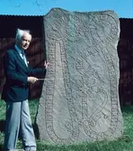 Runsten. Järvstastenen. Mannen med pekpinnen är Anders Josefsson (1924-2017), som var tillsynslärare på Sofiedalskolan i Valbo och på fritiden och senare som pensionär anordnade många guidade bussturer i Gävle med omnejd.