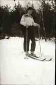 Ung man poserar på skidor, Kjell Börjesson i Lövagård. (Se även bild EA0335)