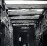 Väggar med liggande träpanel och takbjälkar i hus i kvarteret Krögaren på kvarnholmen