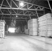 Virkeslagring med truck. Mellanskog verksam i Gävleborgs län. Mars 1973
