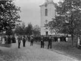 Stor folksamling vid avskedspredikan vid Vetlanda kyrka år 1905.
