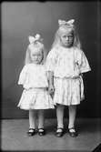 Barnporträtt - två flickor, Östhammar, Uppland