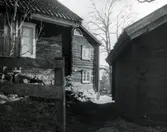 En manbyggnad i Hagnebo. Flygeln och boden i förgrunden.