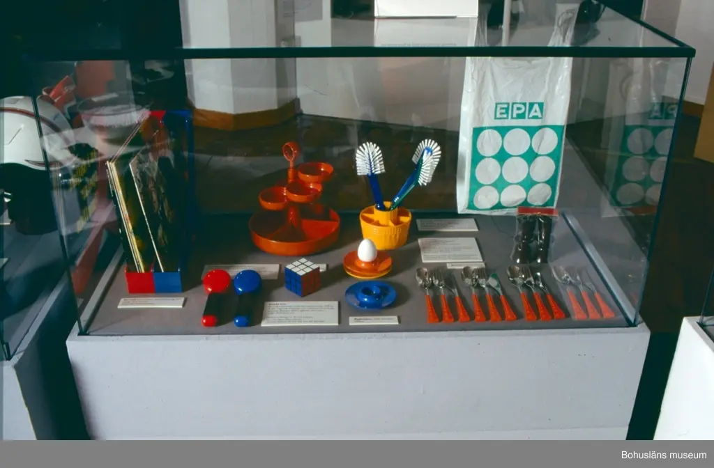 Monter in exhibition with plastic objects from the 1970s