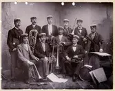 Studentorkester omkring 1900. Bilden skadad av hålslag. Nummer två repro.