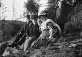 Christiane Liljefors med sina föräldrar Pauline Egelind Petersen och Roland Petersen, samt sönerna Roland, Ingemar och Alf, sitter ute på berg, sannolikt i Norge