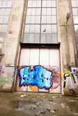 Graffiti på pappersbruket Papyrus fabriksområde i Forsåker, Mölndal, den 4/11 2014. Fotodokumentationen gjordes under perioden mellan pappersbrukets avveckling och områdets nyexploatering. Området var under denna tid populärt bland ungdomar som ville uttrycka sig konstnärligt med graffiti.