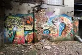 Graffiti på pappersbruket Papyrus fabriksområde i Forsåker, Mölndal, den 4/11 2014. Fotodokumentationen gjordes under perioden mellan pappersbrukets avveckling och områdets nyexploatering. Området var under denna tid populärt bland ungdomar som ville uttrycka sig konstnärligt med graffiti.