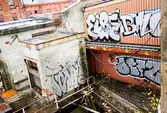 Graffiti på pappersbruket Papyrus fabriksområde i Forsåker, Mölndal, den 4/11 2014. Fotodokumentationen gjordes under perioden mellan pappersbrukets avveckling och områdets nyexploatering. Området var under denna tid populärt bland ungdomar som ville uttrycka sig konstnärligt med graffiti.