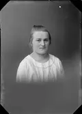 Ateljéporträtt - Bertha Eriksson från Malsättra, Harg socken, Uppland 1923