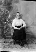 Ateljéporträtt - Bertha Eriksson från Malsättra, Harg socken, Uppland 1923
