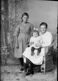 Grupporträtt - en kvinna och två barn, Östhammar, Uppland