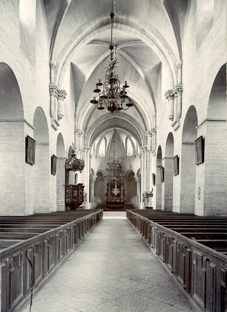 Emil Almqvist, Varnhems kyrka, interiör mot koret