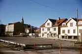 Bebyggelse vid Frölundagatan i Mölndal, troligen på 70-talet. Till höger ses husen Frölundagatan 8 och 6. I bakgrunden ses Fässbergs kyrka.