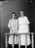Ateljéporträtt -  två unga kvinnor, Östhammar, Uppland
