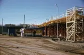 Pressbyrån vid vändslingan för 4:ans spårvagnslinje i Mölndal, ca 1974-1975. Vidare ses byggnationen av den nya Mölndals Bro.