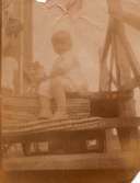 Elna Börjesson (gift Kristoffersson) sitter på målare Olof Johanssons trappa. Huset var det första på Solängen i Mölndal. Elna, född 1916, bodde på Solhemsgatan 10.