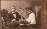 Porträttfotografi av Oskar Wilhelm Börjesson (11/9 1874 - 7/3 1919) med maka Hilda 