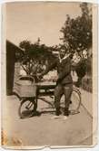 William Olsson, 1908 - 2001, med sin cykel i Mölndals Kvarnby, ca 1923-1924. William arbetade som springpojke för Asklunds bageri och för Sofia ”Soffi” Halvordsons bageri. Soffis bageri låg på Friareliden (nuvarande Samuel Norbergsgatan).