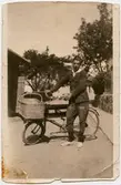 William Olsson, 1908 - 2001, med sin cykel i Mölndals Kvarnby, ca 1923-1924. William arbetade som springpojke för Asklunds bageri och för Sofia ”Soffi” Halvordsons bageri. Soffis bageri låg på Friareliden (nuvarande Samuel Norbergsgatan).