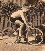 William Olsson, 1908 - 2001, från Mölndals Cykelklubb, på startlinjen vid ett cykellopp under 1930-talet.