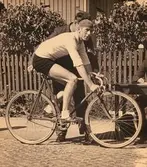William Olsson, 1908 - 2001, från Mölndals Cykelklubb, på startlinjen vid ett cykellopp under 1930-talet.