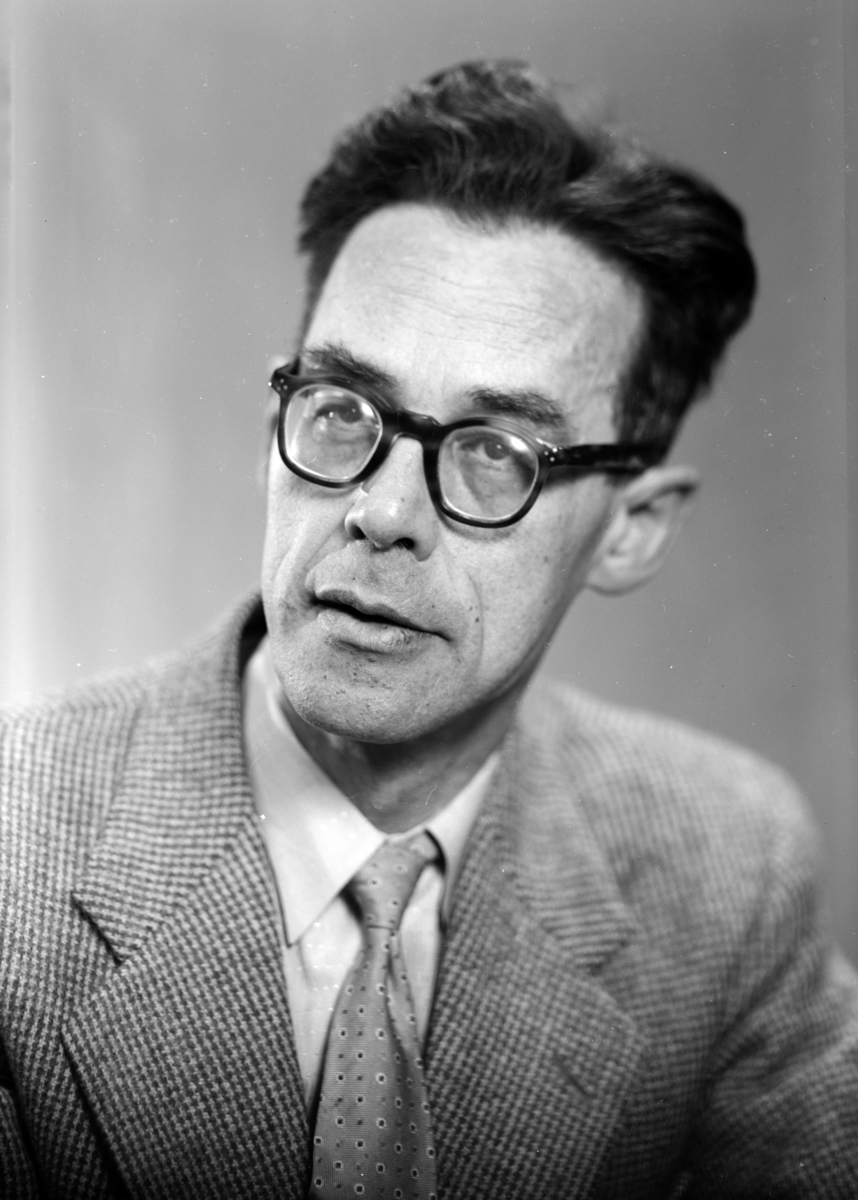 Portrett Rolf Jacobsen (1907-1994), Lyriker og forfatter., 1957. SE BOKA STIFTSTAD OG BYGDEBY S. 150. (Foto/Photo)