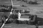 Flygfoto över Ås kyrka i Gislaveds kommun. Nr. C. 2709
