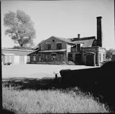 Veddige mejeri sett från gården. Byggnaden är av tegel med pilastrar, gesims, stickbågade spröjsade fönster och en hög skorsten.