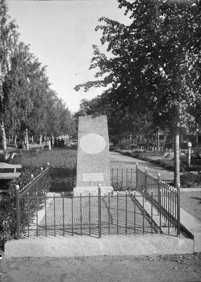 Henri Osti's Fotografiateliér, Captain Johan Gustaf Leijonflycht’s Grave Care at Uppsala Kyrkogård, Kåbo, Uppsala 1899