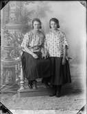 Två unga kvinnor, Östhammar, Uppland