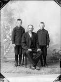 Grupporträtt - en man och två pojkar, Östhammar, Uppland