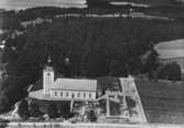Flygfoto över Hjälmseryds kyrka i Sävsjö kommun. Nr. D. 2034.