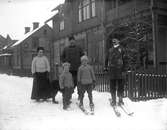 13/3 1919. Fem människor och en hund.
 Mannen till vänster är troligen Gottfrid Thermaenius.