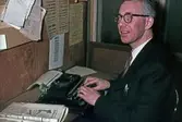 Ivar Knutsson vid skrivmaskinen