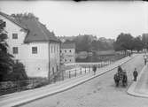 Östra Ågatan, Akademikvarnen, Fyrisån och Järnbron från sydost, Uppsala före 1914