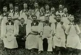 Porslinsmakare.
Personer: Stående från vänster: A Ström, M Säfström, F Ekberg, K Holmberg, E Persson, E Eriksson, E Nordkvist, A Andersson, N Andersson, A Nordkvist, H Hansén. <br>Sittande från vänster: K Ekberg, I Fröberg, F Lundin, R Atherton, O Wadström, W Fredblad