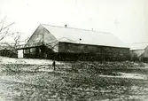 Exteriör. Ladugård i Farsta där Farsta trädgård senare kom till.
