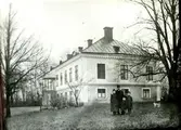 Brukspatron Odelberg med barn framför Farsta slott innan ombyggnaden 1895.
Personer: Wilhelm Odelberg