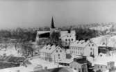 Vintervy över Stenhusen, i bakgrunden Värdshuset och Gustavsbergs kyrka.