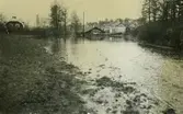 Översvämning vid Villagatan 1944. Vattenverket och tvättstugan i fonden. T.v. hus på gamla Ingarögatan.