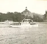 Sommarbild Gustavsbergsbåt med Skeppsholmskyrkan i bakgrunden.