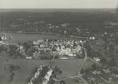 Flygfoto över fabriksområdet med bostadsområdet Kullen i förgrunden. På 1970-talet revs sju av de åtta Kullenhusen.