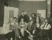 Medverkande i pjäsen Skomakar-Kalle eller prästen på Klubbhusets scen.
Personer: Stående: Erik Vadström, Astrid Fall, Harald Persvret, Oskar Karlsson<br>Sittande: Anna Hellqvist, Herbert Bergschöld, Thyra Sten, Gustav Möller, okänd