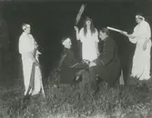 Tablå i Klubbparken.
Personer: Thyra Sten, Karl Berlin, Ada Svan, Gustav Möller, Astrid Fall