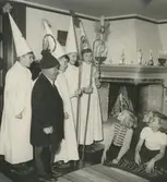 Interiör. Luciafirande, Gillestugan, Gamla vägen 6, Höjdhagen.
Personer: Från vänster: Dag Fredblad, okänd, Hans Dahlberg, Björn Karlsson, Olle Samuelsson. Flickor på golvet: Gun-Britt Larsson i mitten och Marie-Louise Box, övrig okänd