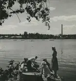 Söndagsutflykt, i bakgrunden Kattholmen.
Personer: <br>