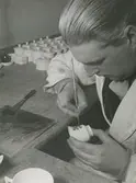 Interiör porslinsfabriken. Handmålning.
Personer: Arvid Bergström