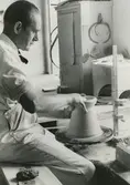 Interiör porslinsfabriken. Berndt Friberg vid drejskivan.
Personer: Berndt Friberg