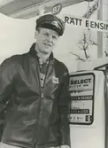 Föreståndaren för OK:s Servicestation Torbjörn Nyström. Priset per liter Premium var 78 öre 1963.
Personer: Torbjörn Nyström
